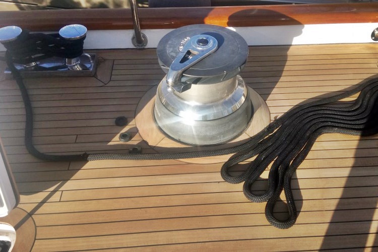 Teak deck details on mega yacht - Duca Solutions
